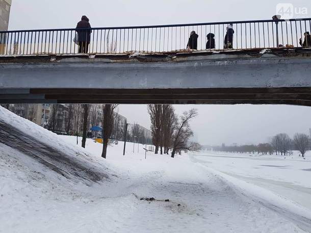 Обломки падают на головы прохожих: В Киеве на глазах разваливается мост