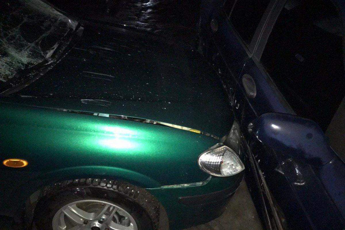 В Днепре водитель автомобиля «психанул» и протаранил другое авто на припаркованной автомойке (фото)