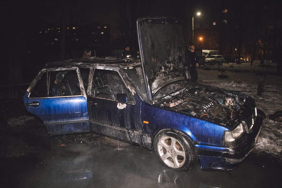 В Киеве неизвестные подожгли припаркованный автомобиль (фото)