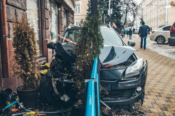 В столице произошло серьёзное ДТП: Автомобилист влетел в ресторан