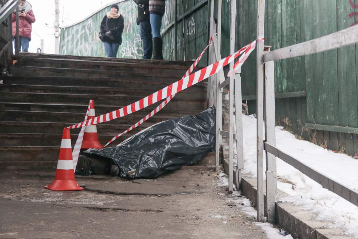 В Киеве обнаружили тело мужчины с разбитой головой (фото)