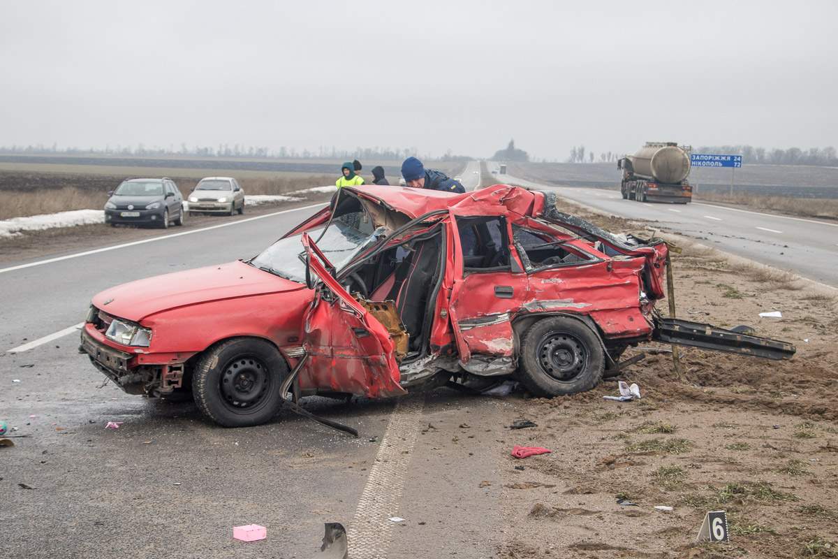 Жуткое ДТП под Днепром: Водитель легкового авто от удара с грузовиком оказался на другой стороне трассы (фото)