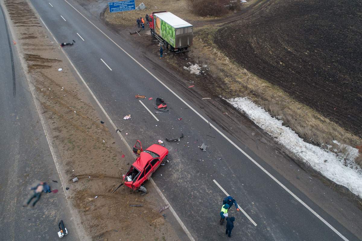 Жуткое ДТП под Днепром: Водитель легкового авто от удара с грузовиком оказался на другой стороне трассы (фото)