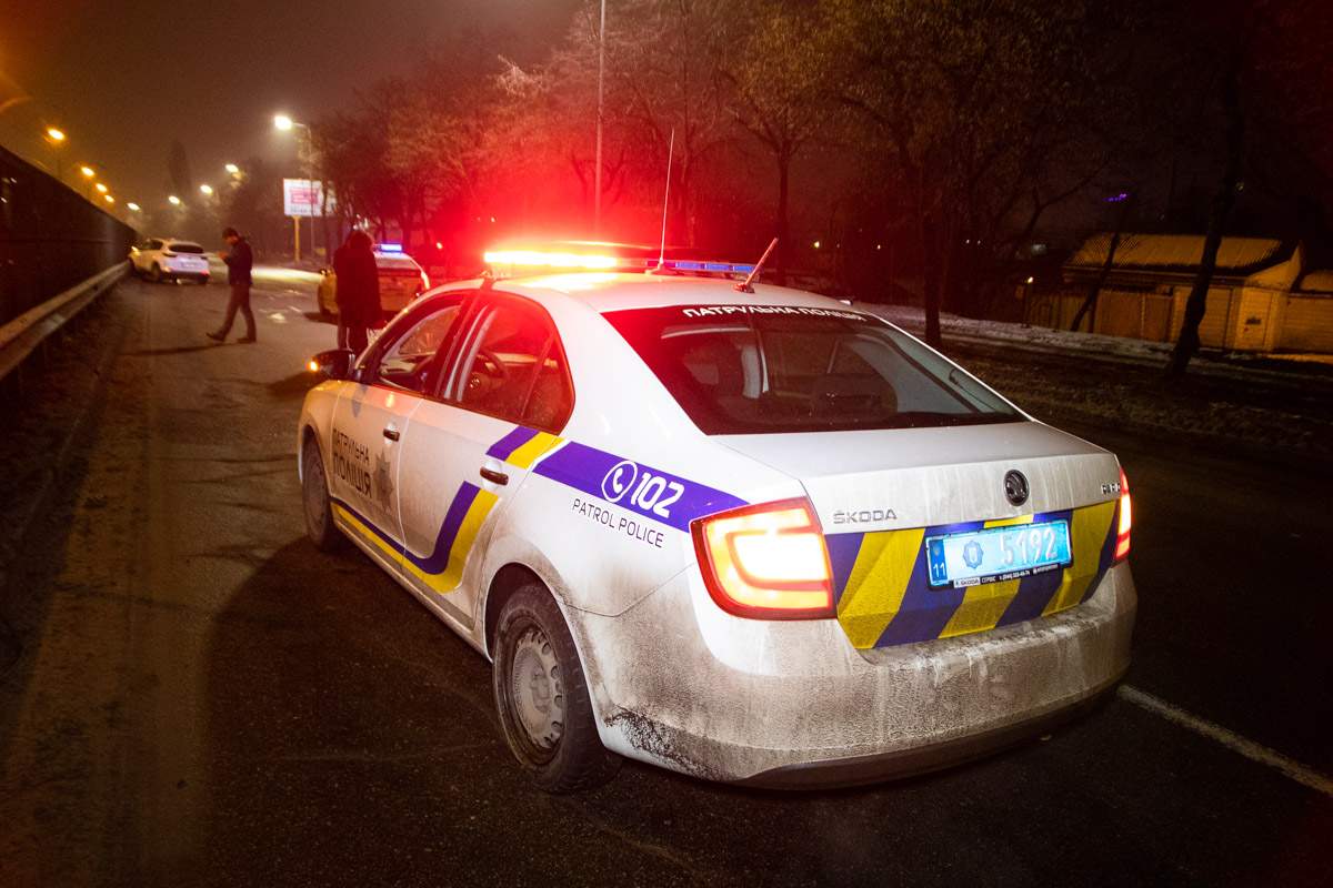 В Киеве водитель на огромной скорости протаранил Nissan и угрожал изнасиловать патрульных (видео)