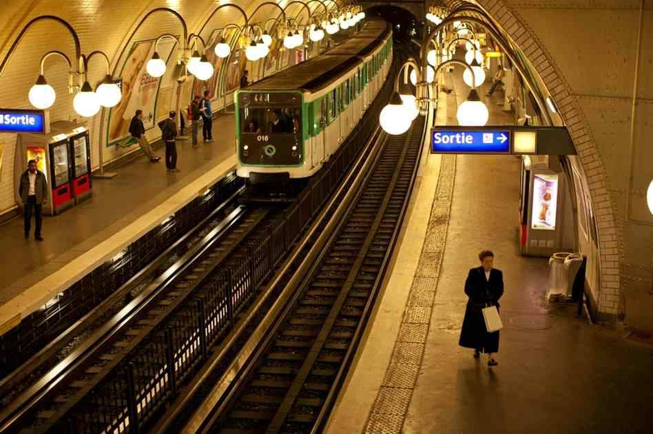 В парижском метро мужчину облили кислотой