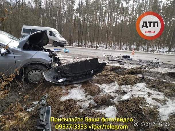 На Киевщине микроавтобус столкнулся с легковым авто: 10 пострадавших (фото)