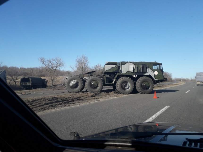 На трассе «Николаев — Ульяновка» грузовик сошёл с трассы и перевернулся: образовалась огромная пробка (видео)