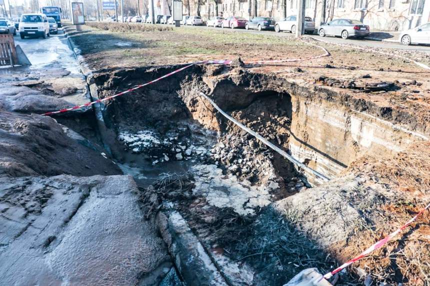 В Киеве прямо на проезжей части провалился асфальт, где образовалась глубокая яма (фото)