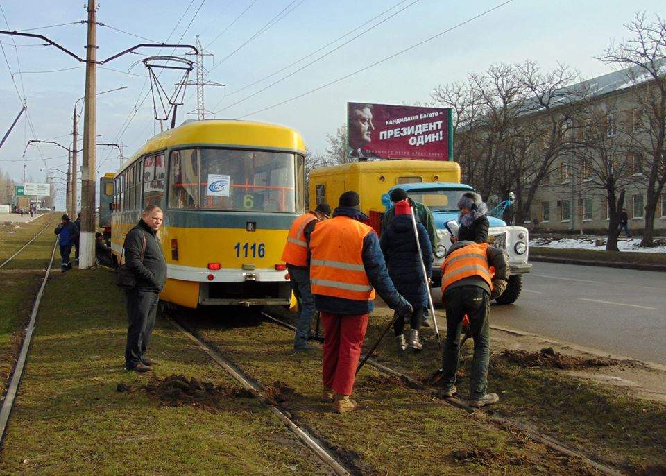 На одной из николаевских остановок трамвай сошел с рельсов