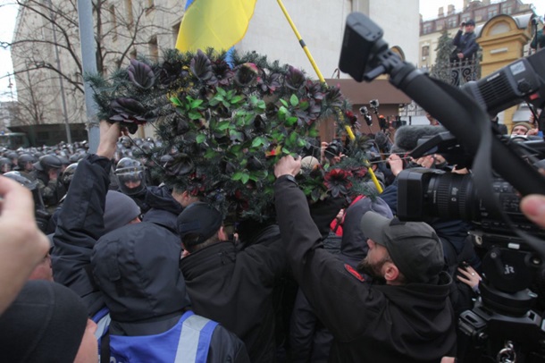 На акции протеста против хищения в оборонке Нацкорпус намекнул Порошенко, что "обещания надо выполнять" и забросал полицию венками