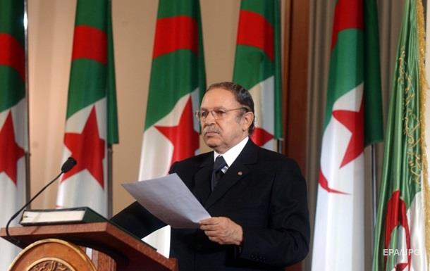 Руководивший Алжиром 20 лет Абдель Азиз Бутефлика ушел в отставку
