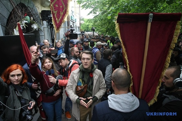 Правоохранители в Киеве устроили живой кордон между Бессмертным полком и провокаторами из Демократической сокиры