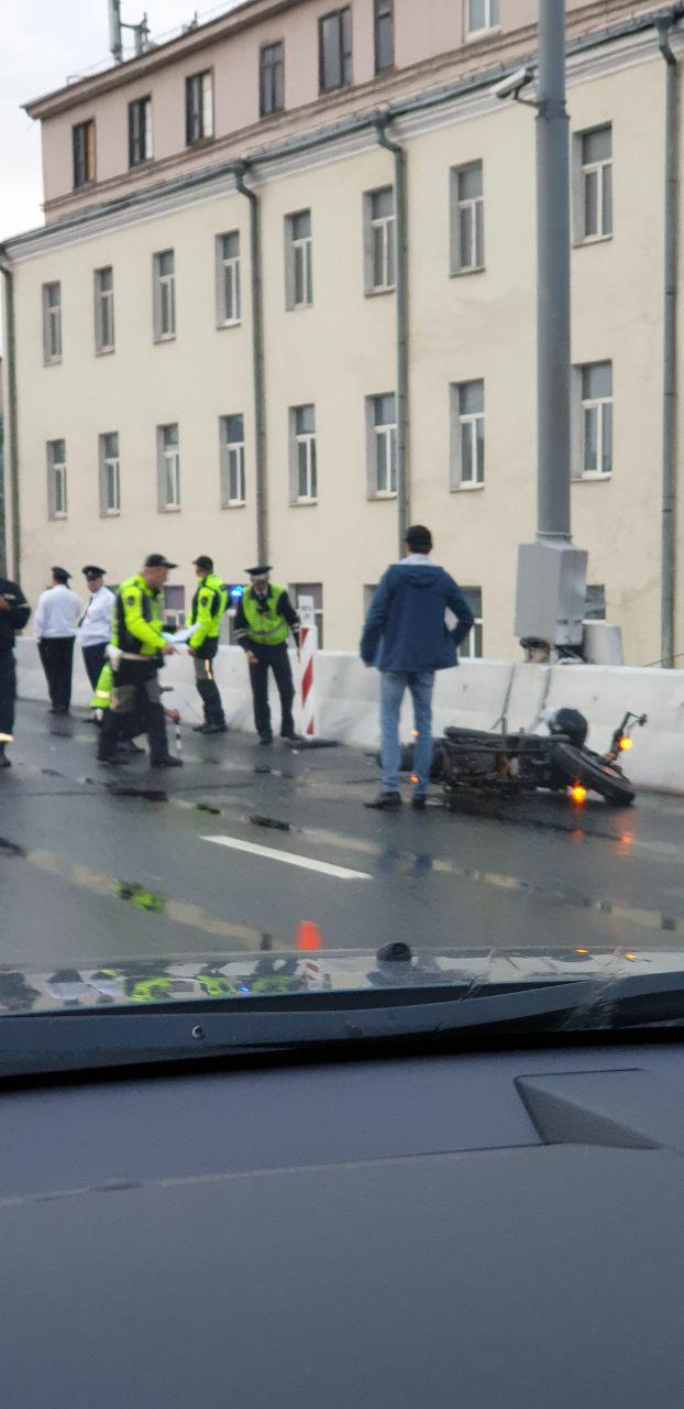 Главный редактор радиостанции "Говорит Москва" упал с мотоцикла, впал в кому и умер