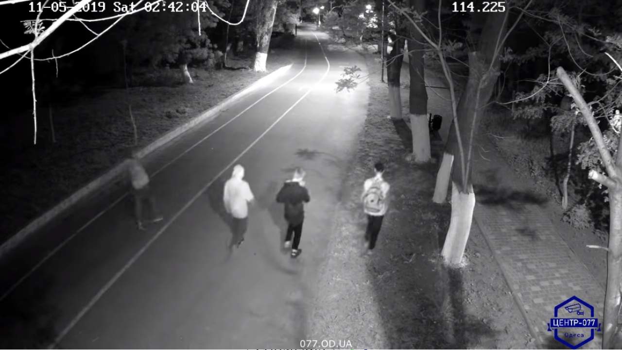 В Одессе четверо подростков на Трассе здоровья побили камеры и перевернули урны