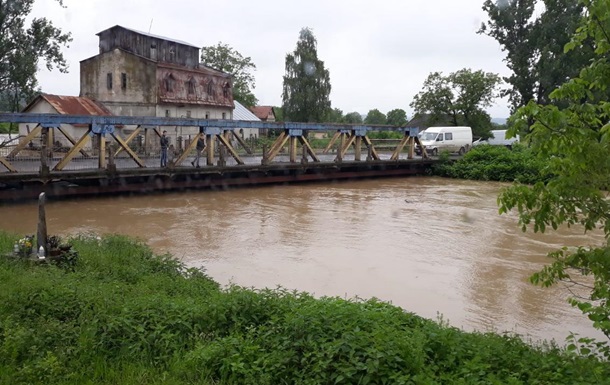 На восстановление поврежденных после паводка сооружений на Закарпатье нужно около 100 млн грн.