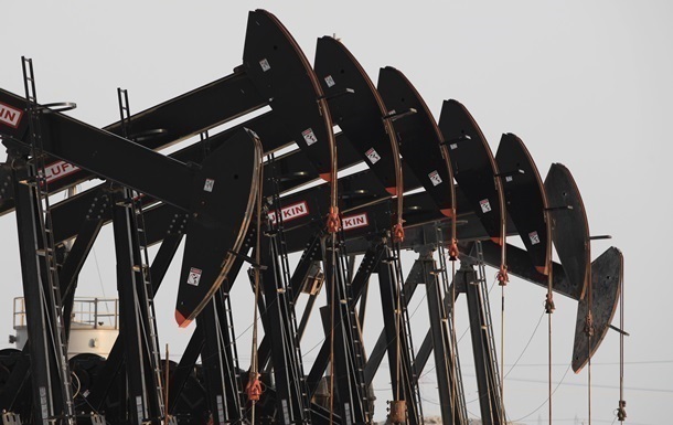 Мировые цены на нефть продолжают быстро дешеветь