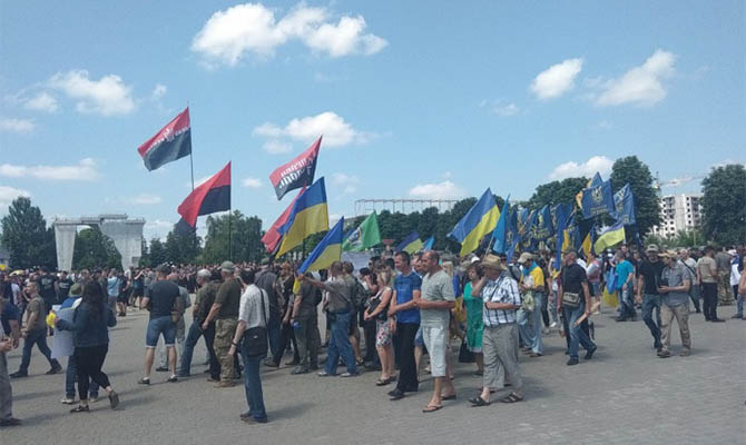 В Харькове возле Дворца спорта националисты образовали «коридора позора» для сторонников партии 