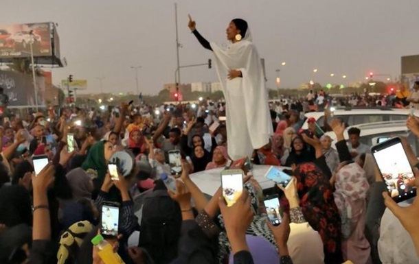 Протесты в Судане: в результате разгона палаточного лагеря погибло 60 человек.