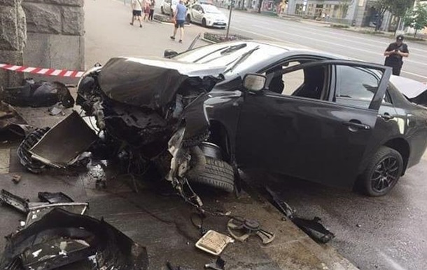 В Харькове в здание городского совета врезался автомобиль
