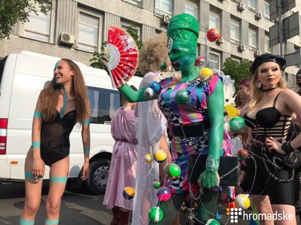 Марш ЛГБТ в Киеве: колона военных и задержания правокаторов