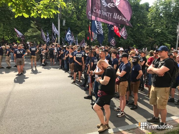 Марш ЛГБТ в Киеве: колона военных и задержания правокаторов 