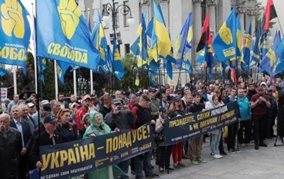 В Киеве националисты требуют от Зеленского не идти на переговоры с Россией