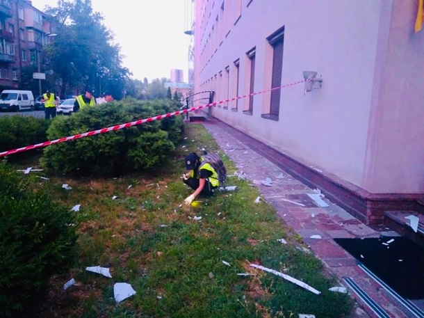 В Киеве неизвестный выстрелил из гранатомета в здание телеканала 112