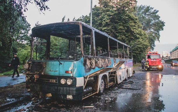В столице сгорел автобус. Пожарные предполагают поджог