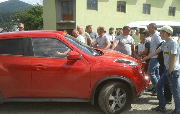 В Ивано-Франковской области люди перекрыли дорогу требуют ее ремонта