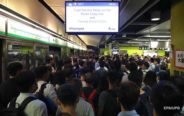 Протестующие в Гонконге блокируют двери поездов, заставляя сотни людей уходить с ж/д станций
