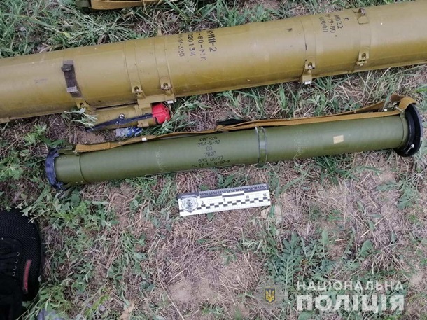 В Днепропетровской области оружие и боеприпасы лежали просто на обочине дороги