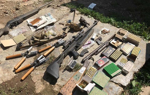 В Закарпатской области мужчина дома держал арсенал оружия