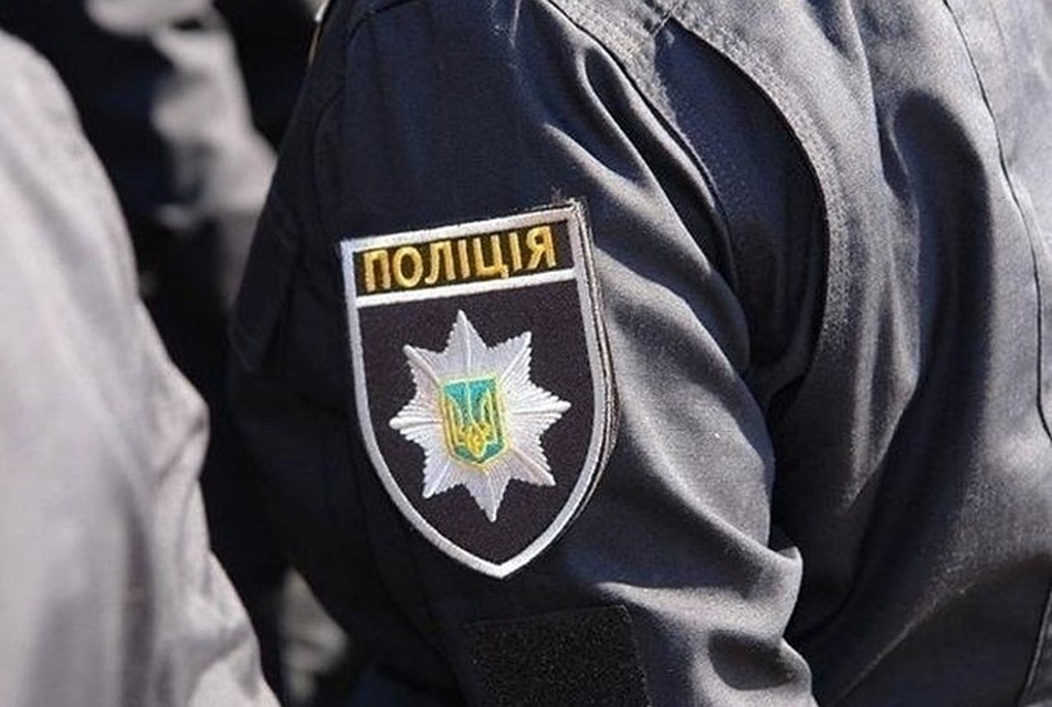В Киеве человек с удостоверением МВД угрожал людям ножом