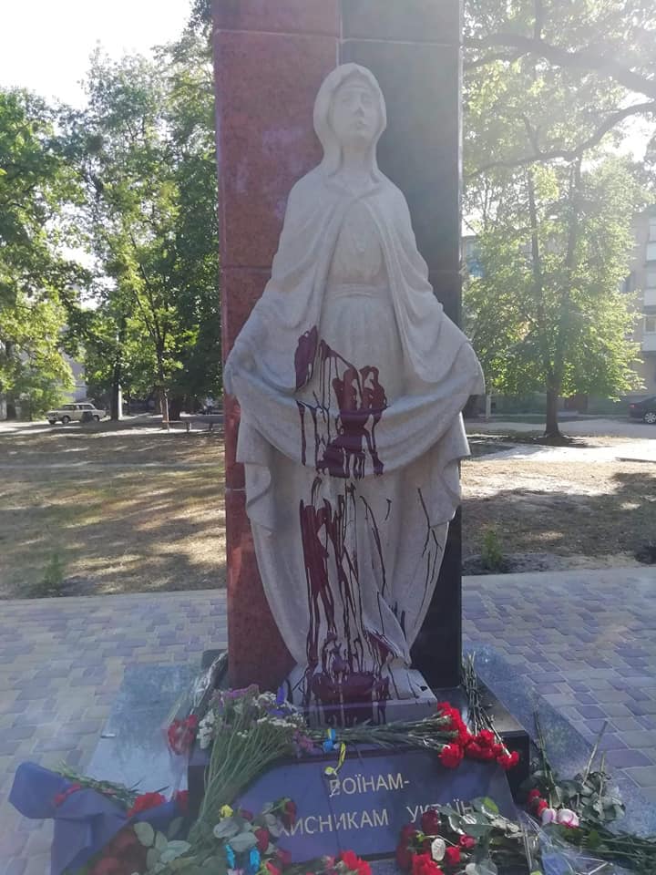 Мемориал посвящен погибшим участникам АТО/ООС в Житомирской области облили краской