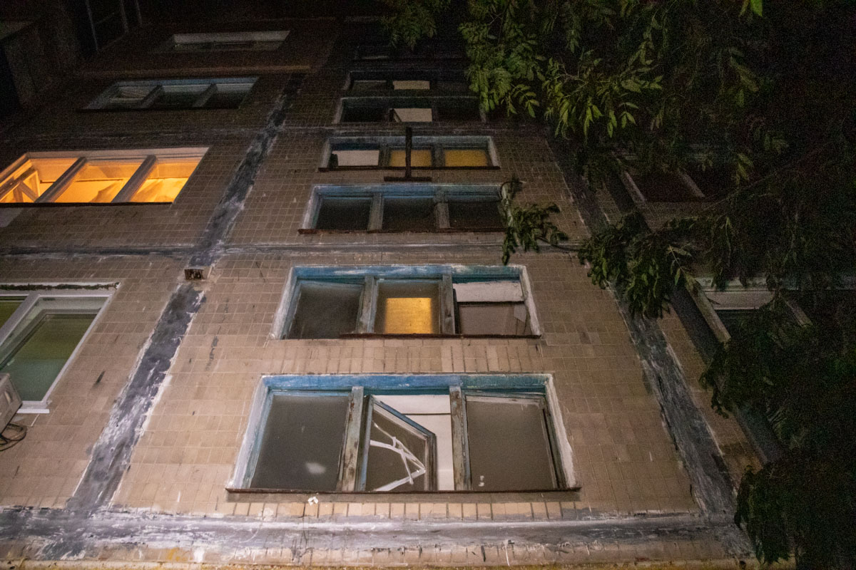 В Киеве 50-летний мужчина вышел выпал из окна