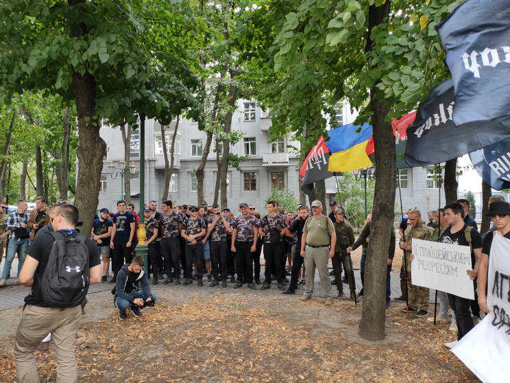 Возле Нацполиции в Харьковской области националисты требовали освободить трех активистов
