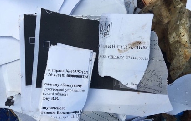 В Тернопольской области несанкционированно сбросили 10 грузовиков мусора из Львова