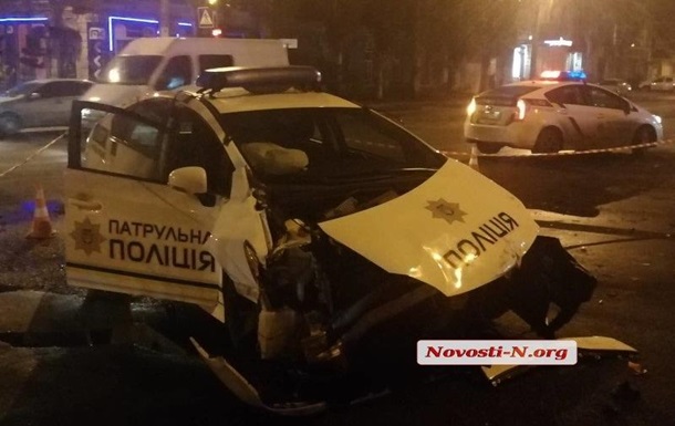 В центре Николаева столкнулись патрульный автомобиль и микроавтобус