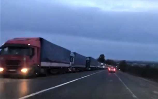 Видео очереди грузовиков в пункте пропуска 