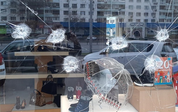 Неизвестные обстреляли витрину столичного магазина обуви