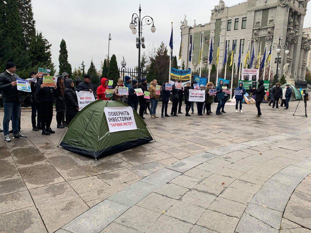 Инвесторы «Чарівне місто» митингуют возле  офиса Президента