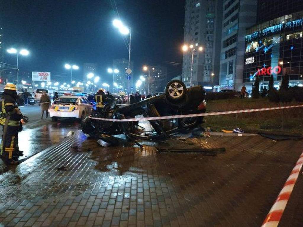 В Киеве с моста на тротуар рухнул автомобиль (ФОТО, ВИДЕО)