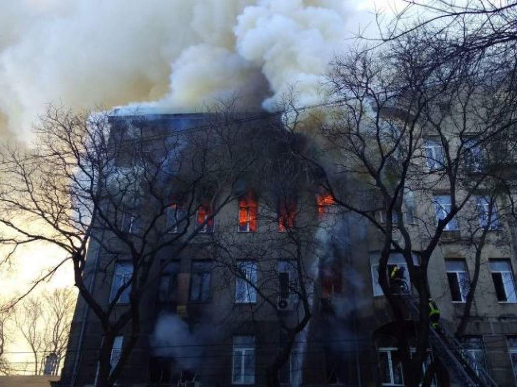 Пожар в Одесском колледже: жителей дома, примыкающего к сгоревшему зданию, эвакуируют (ФОТО)