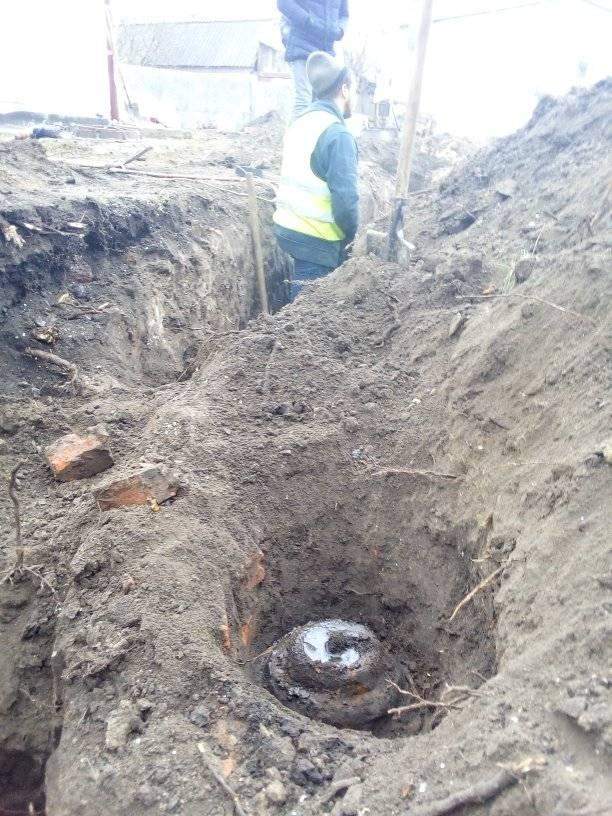 Под Киевом возле школы нашли столетние скелеты в гробах (ФОТО)