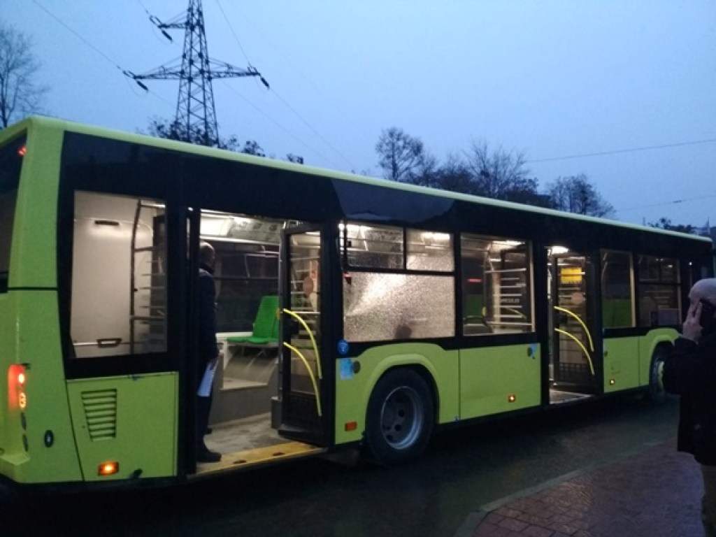 Во Львове был обстрелялян пассажирский автобус (ФОТО)