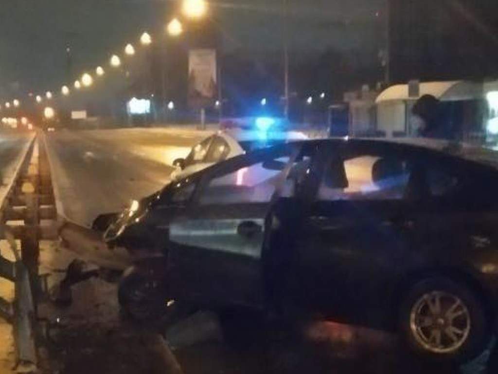 На ВДНХ в Киеве водитель автомобиля Toyota не справился с управлением и врезался в отбойник