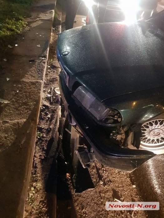 Автомобиль BMW не вписался в поворот и врезался в бордюр в Николаеве