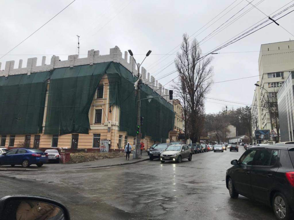 Надстройка на историческом сооружении в Киеве: появился новый «дом-монстр» (ФОТО)