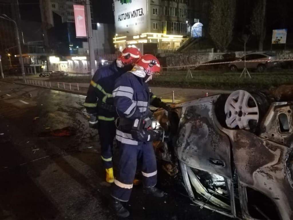 В Киеве Honda врезалась в столб, есть жертвы (ФОТО)