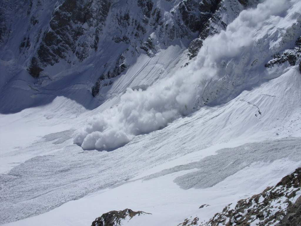 В Гималаях 120 человек пострадало из-за схода лавины